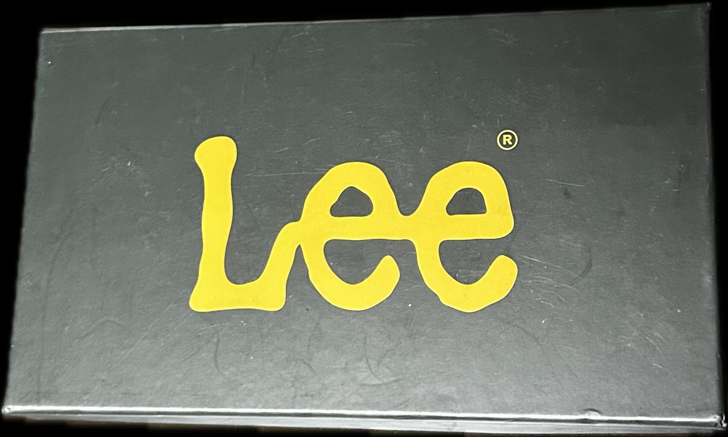 Cartera para caballero café marca Lee con llavero